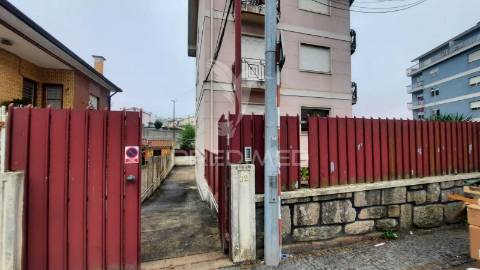Apartamento t1+1 com garagem / armazém - gondomar