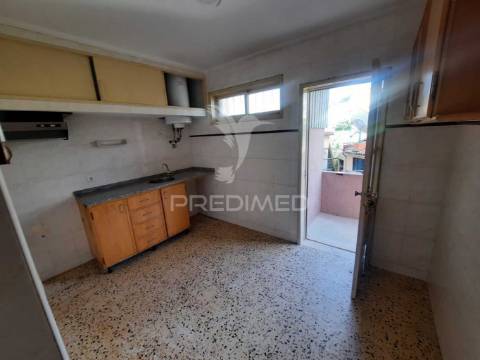Apartamento t1+1 com garagem / armazém - gondomar
