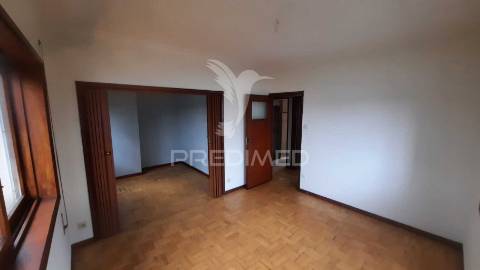 Apartamento t1+1 com garagem / armazém - gondomar