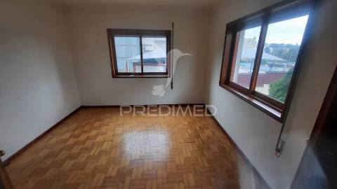 Apartamento t1+1 com garagem / armazém - gondomar