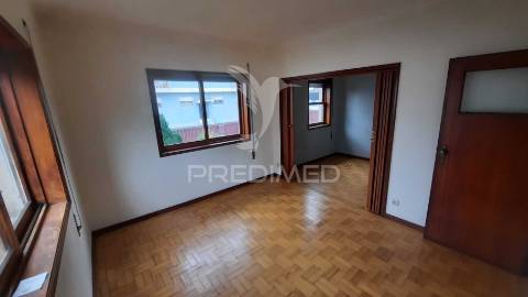 Apartamento t1+1 com garagem / armazém - gondomar