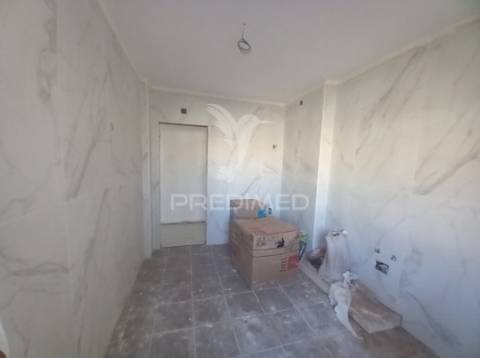 Apartamento t2 remodelado - setúbal 2e