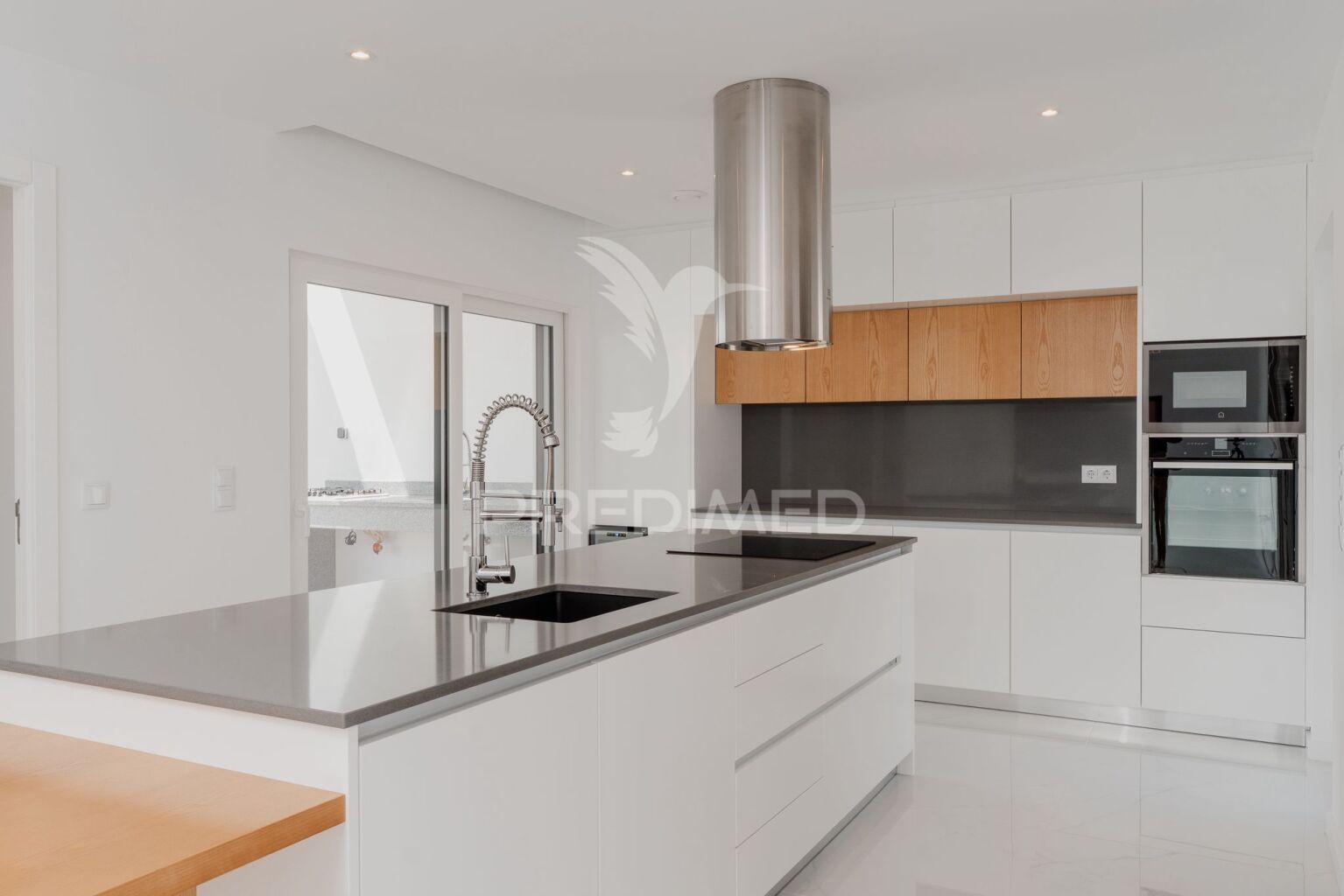 Moradia t3 moderna com acabamentos de luxo – pronta a habitar