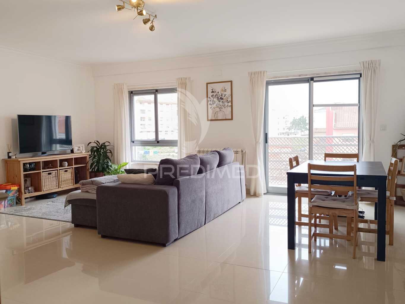 Apartamento t2 com parqueamento na agualva