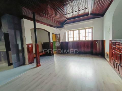 2 moradias para restaurar.