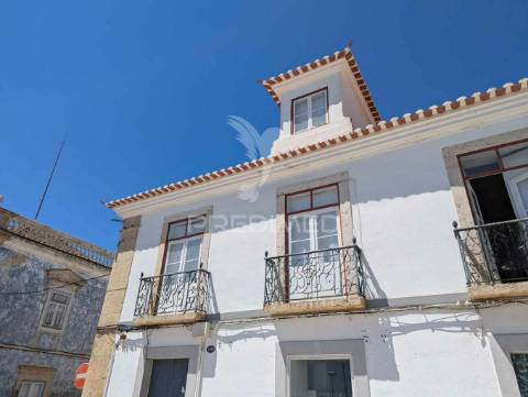 Apartamento t1 em edifício pombalino, centro, vista rio.
