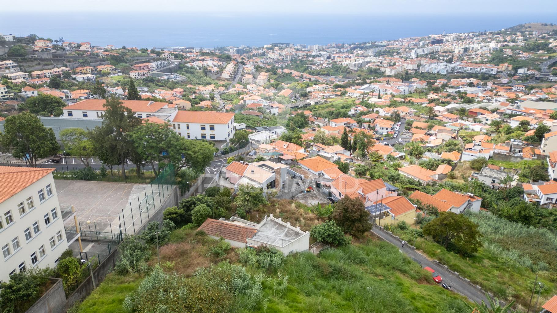 Moradia térrea com vista mar sobre o funchal — terreno de 1 240 m²