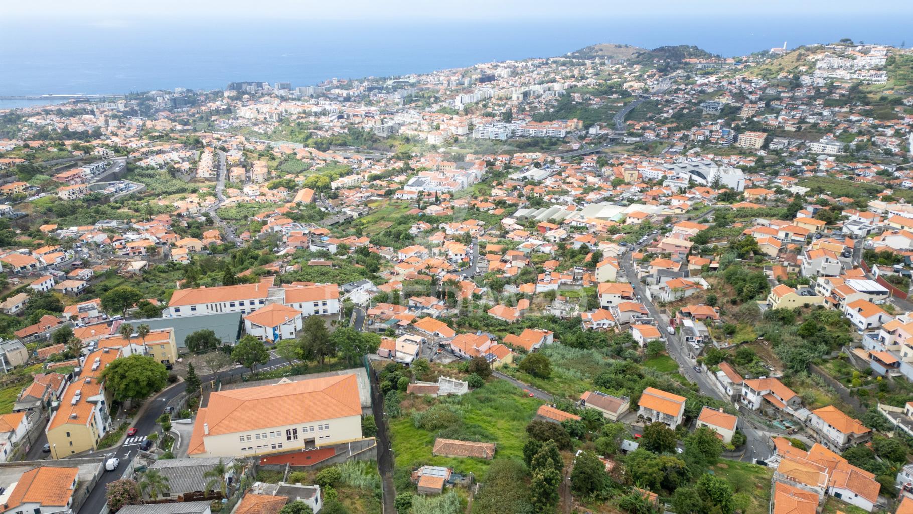 Moradia térrea com vista mar sobre o funchal — terreno de 1 240 m²