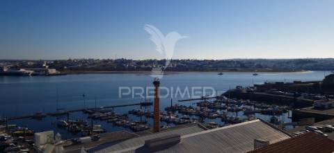 Este apartamento t2 foi remodelado e oferece uma vista deslumbrante sobre o rio arade.