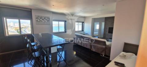 Este apartamento t2 foi remodelado e oferece uma vista deslumbrante sobre o rio arade.