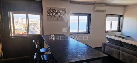 Este apartamento t2 foi remodelado e oferece uma vista deslumbrante sobre o rio arade.