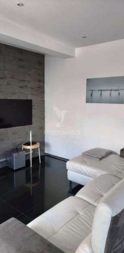 Este apartamento t2 foi remodelado e oferece uma vista deslumbrante sobre o rio arade.