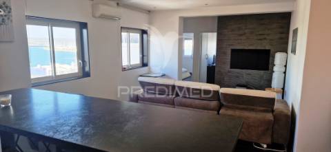 Este apartamento t2 foi remodelado e oferece uma vista deslumbrante sobre o rio arade.