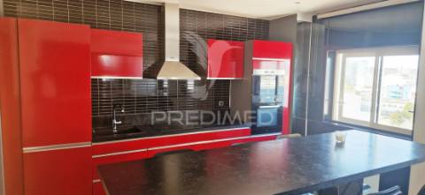 Este apartamento t2 foi remodelado e oferece uma vista deslumbrante sobre o rio arade.