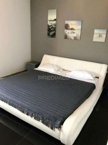 Este apartamento t2 foi remodelado e oferece uma vista deslumbrante sobre o rio arade.