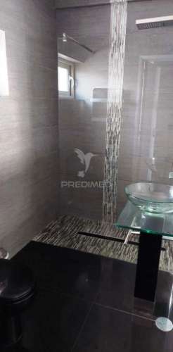 Este apartamento t2 foi remodelado e oferece uma vista deslumbrante sobre o rio arade.