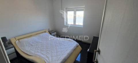 Este apartamento t2 foi remodelado e oferece uma vista deslumbrante sobre o rio arade.