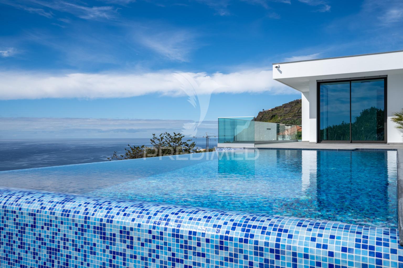 Moradia no arco da calheta com piscina privada e vista para o mar