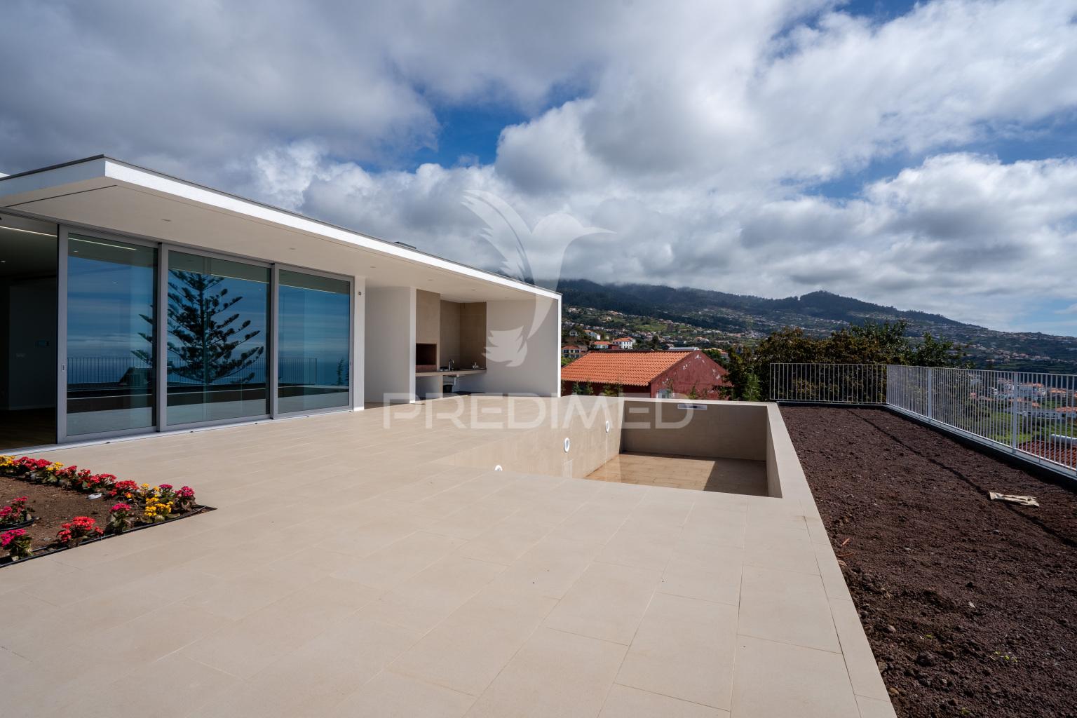 Deslumbrante moradia t4 com vista mar no estreito da calheta