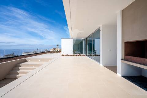 Deslumbrante moradia t4 com vista mar no estreito da calheta