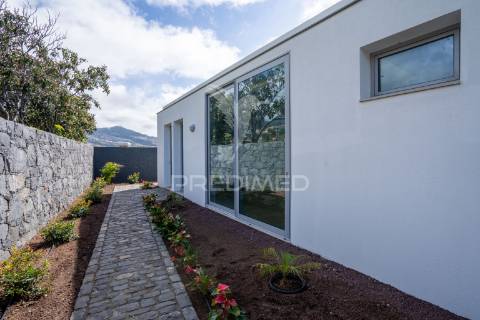 Deslumbrante moradia t4 com vista mar no estreito da calheta