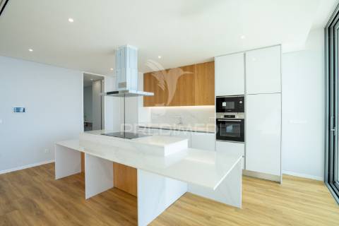 Deslumbrante moradia t4 com vista mar no estreito da calheta