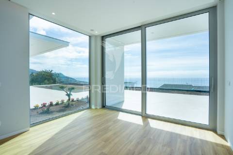 Deslumbrante moradia t4 com vista mar no estreito da calheta