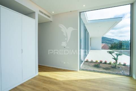 Deslumbrante moradia t4 com vista mar no estreito da calheta