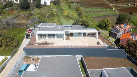 Deslumbrante moradia t4 com vista mar no estreito da calheta