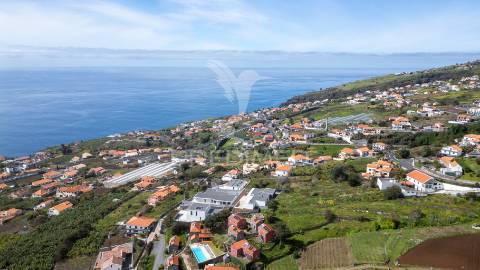 Deslumbrante moradia t4 com vista mar no estreito da calheta