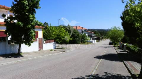 Lote de moradia geminada.