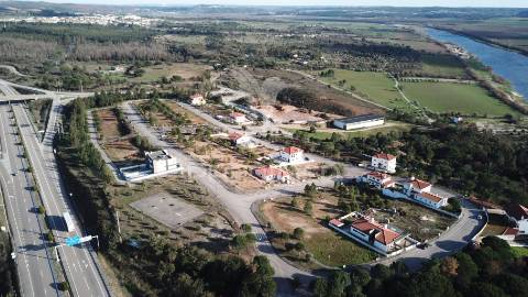 Lote de moradia geminada.