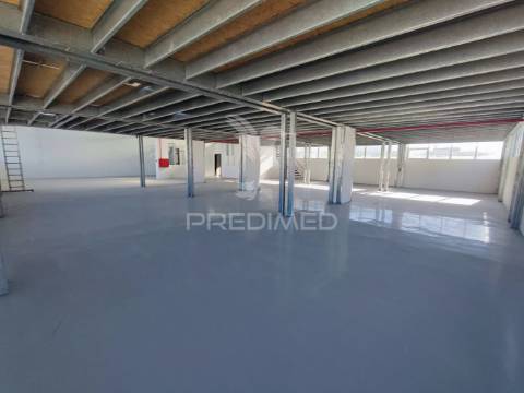 Armazéns para venda ou arrendamento em prior velho