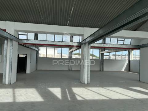 Armazéns para venda ou arrendamento em prior velho