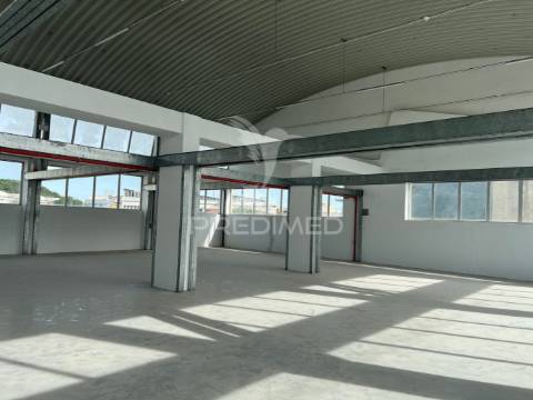 Armazéns para venda ou arrendamento em prior velho