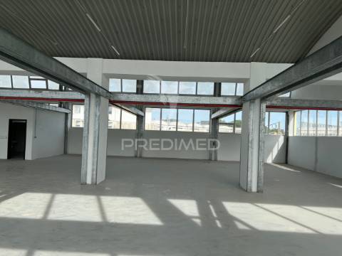 Armazéns para venda ou arrendamento em prior velho