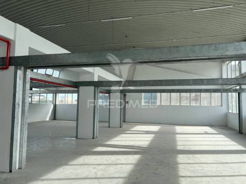 Armazéns para venda ou arrendamento em prior velho