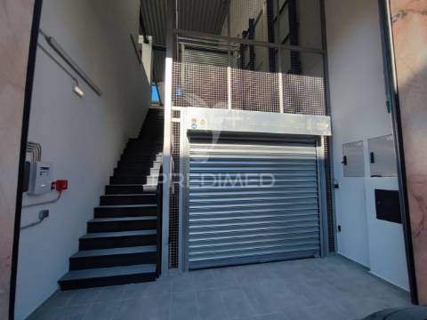 Armazéns para venda ou arrendamento em prior velho