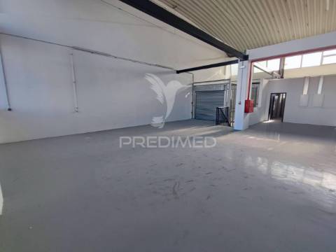 Armazéns para venda ou arrendamento em prior velho