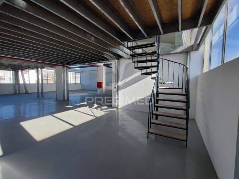 Armazéns para venda ou arrendamento em prior velho