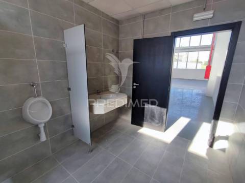 Armazéns para venda ou arrendamento em prior velho