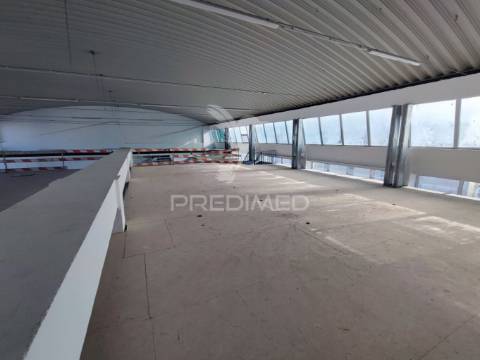 Armazéns para venda ou arrendamento em prior velho