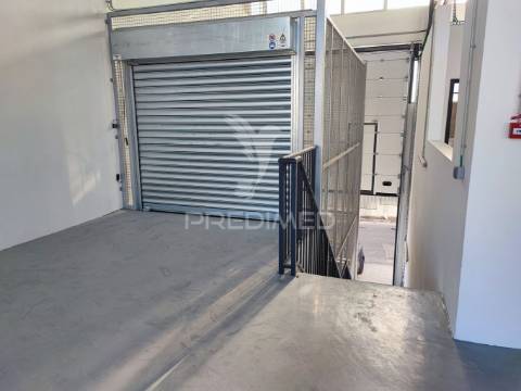 Armazéns para venda ou arrendamento em prior velho