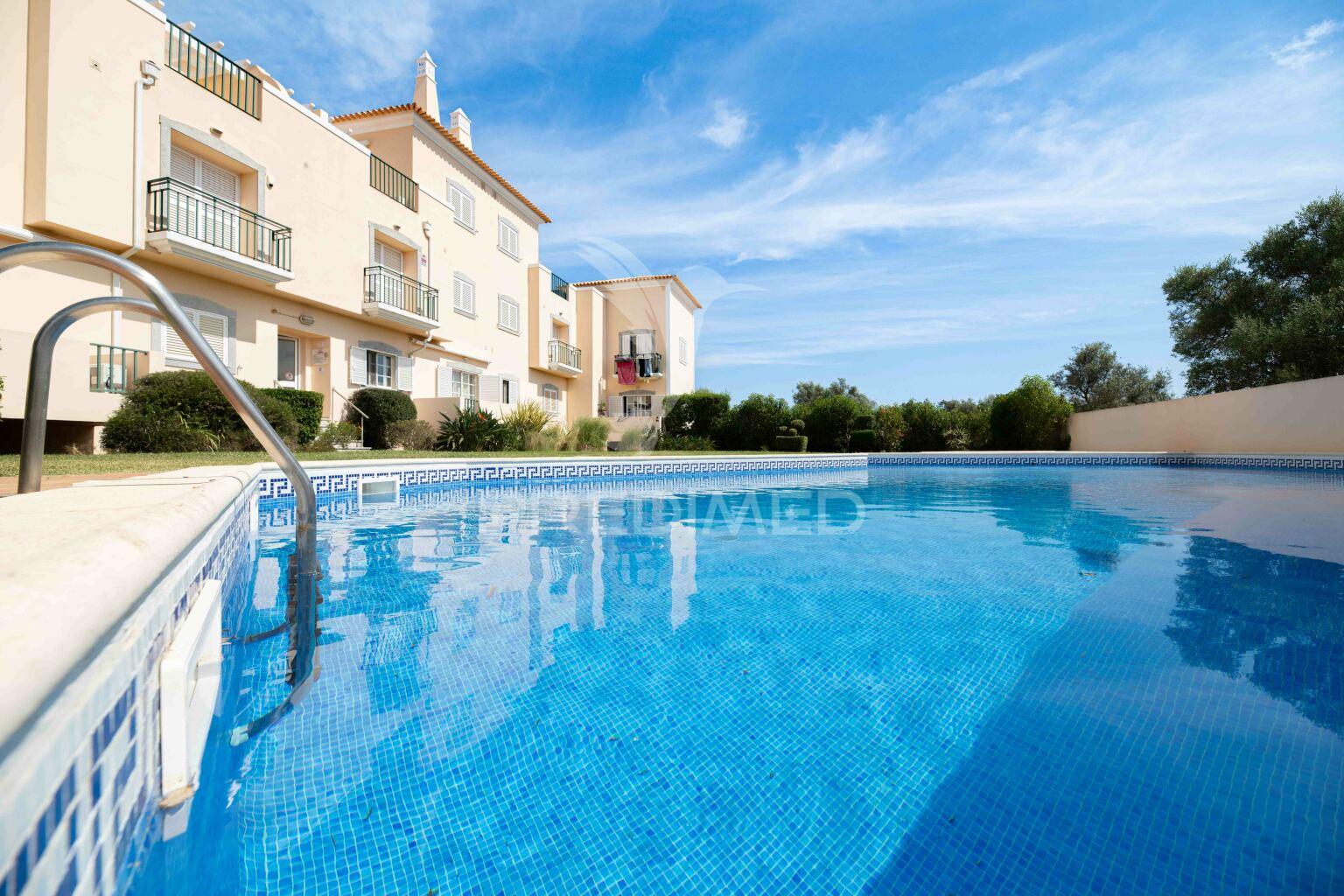Apartamento duplex t2 em vilamoura, condomínio com piscina.