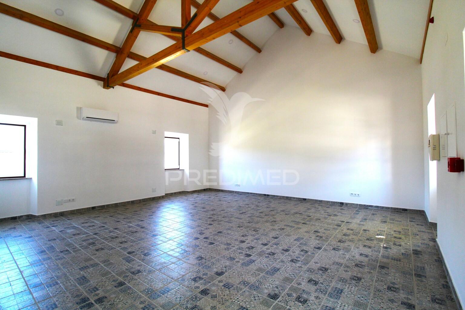 Loja ou espaço comercial renovado em sines com rentabilidade