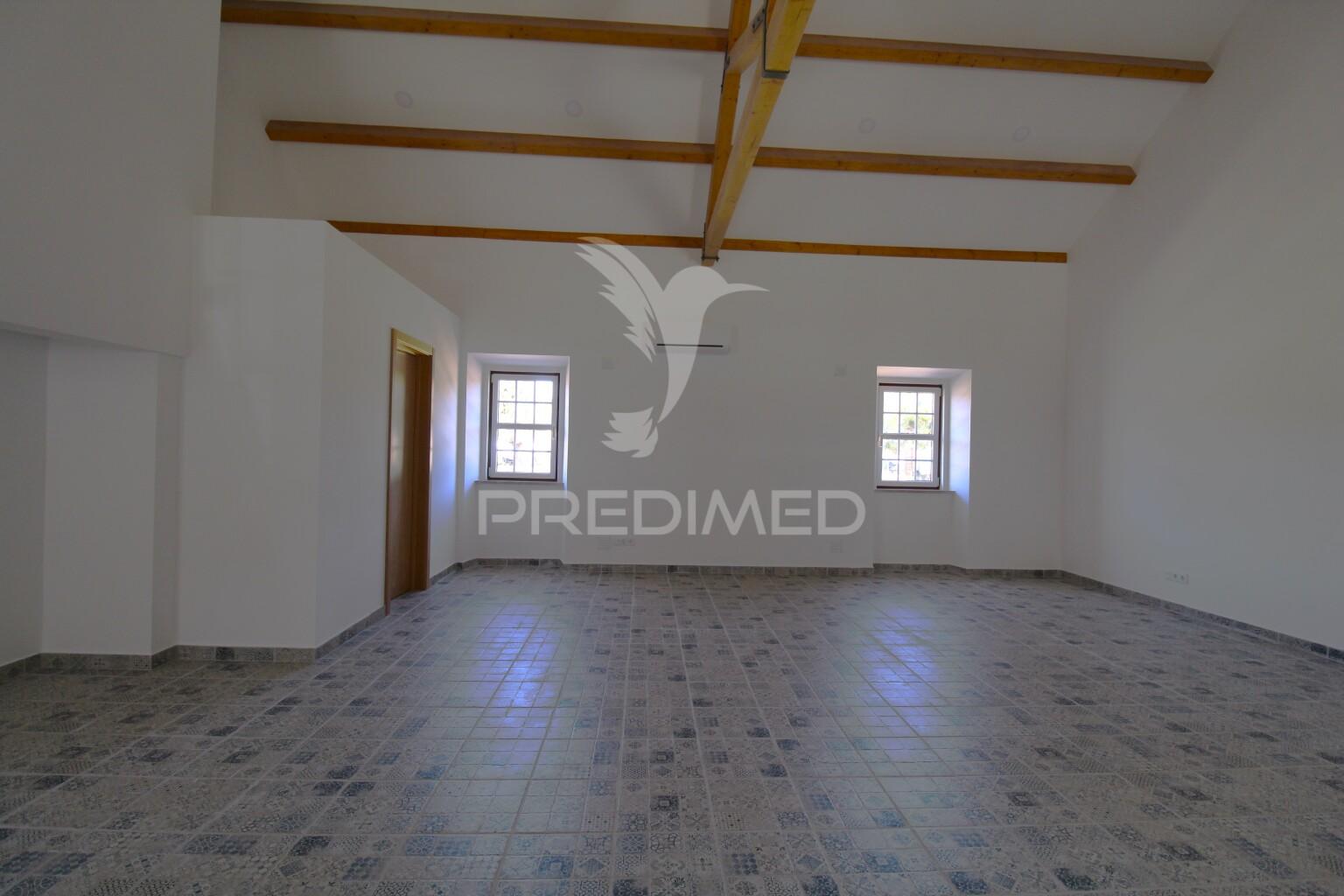 Loja ou espaço comercial renovado em sines com rentabilidade