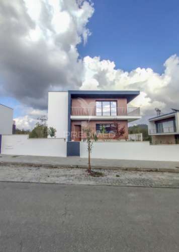 Moradia t4 moderna com piscina e  acabamentos de alta qualidade