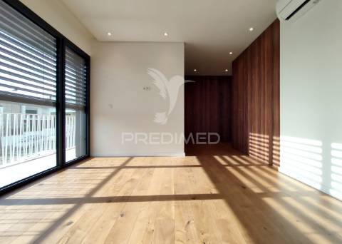 Moradia t4 moderna com piscina e  acabamentos de alta qualidade