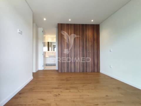 Moradia t4 moderna com piscina e  acabamentos de alta qualidade