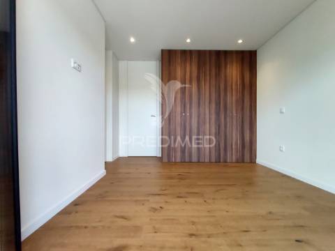 Moradia t4 moderna com piscina e  acabamentos de alta qualidade